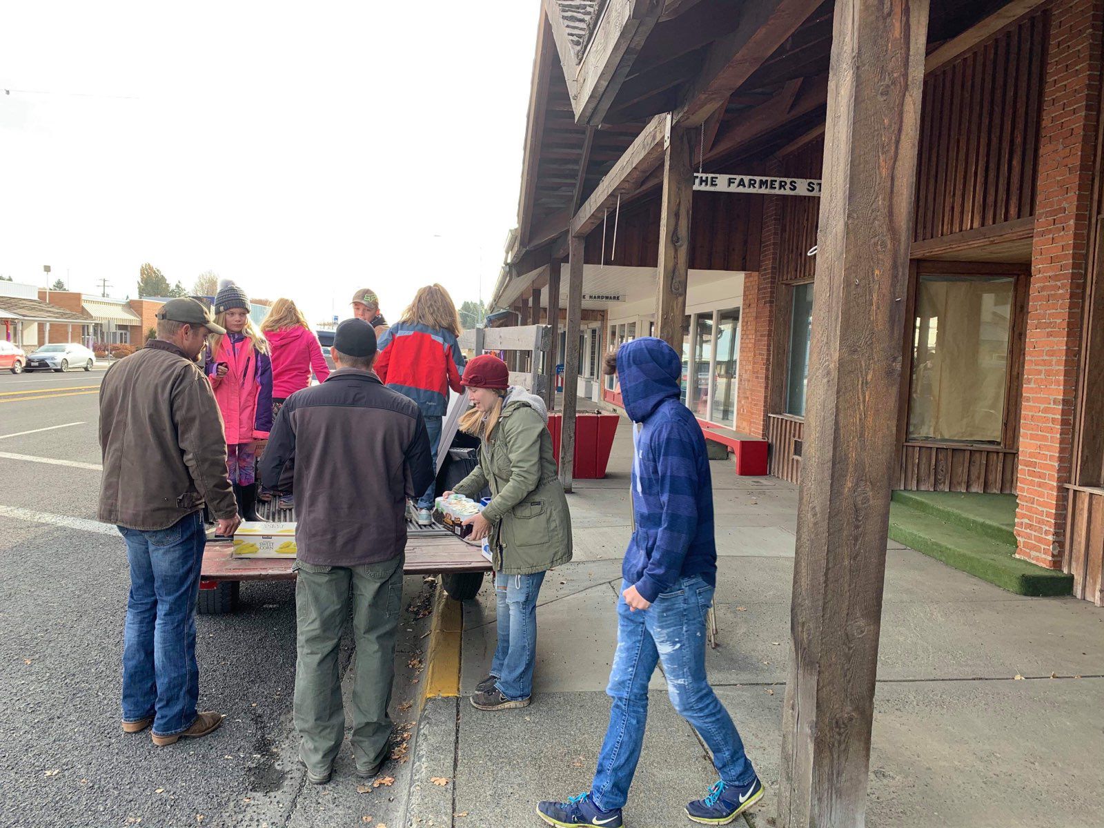 People - Cottonwood News - Food Bank movers (2).jpg